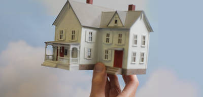 elections_house_in_hand